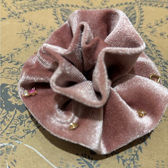 Free People Dusty Rose Rosette Brooch with Gold tone Earrings NWT - Picture 3 of 6